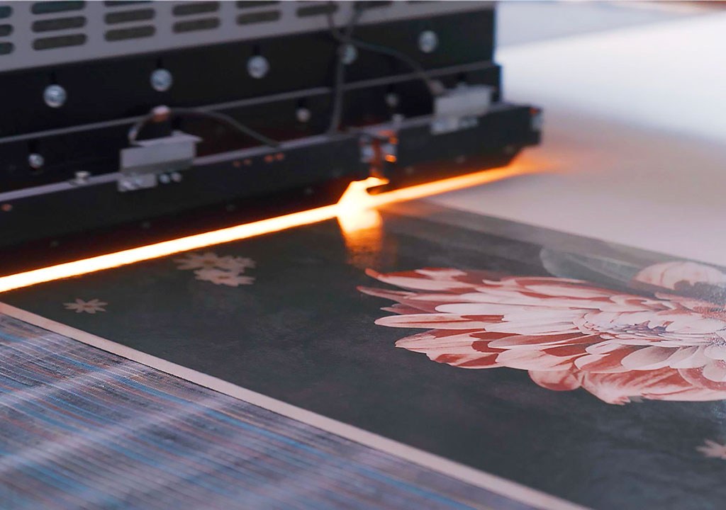 La tecnologia di stampa digitale CEFLA è progettata per massimizzare la produzione. Le stampanti possono operare fino a 50 metri lineari al minuto.